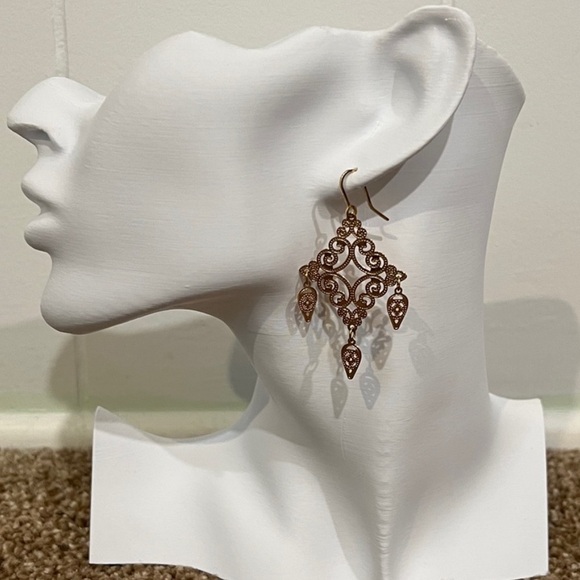 Light Weight Elegant Gold Filigree Earrings - Picture 3 of 7